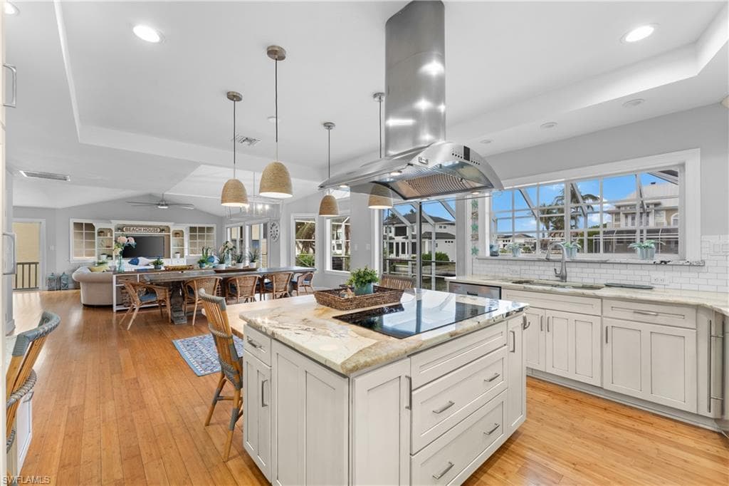437 Trade Winds Ave, Naples, FL 34108-8