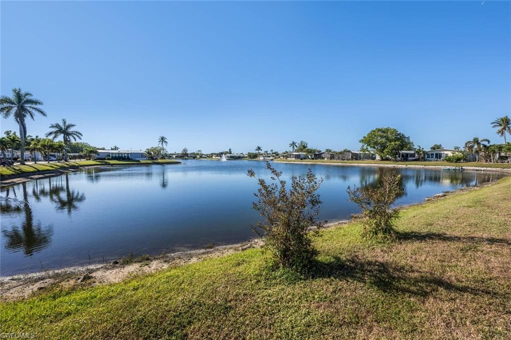 89 Pacific Way 89, Naples, FL 34104-26
