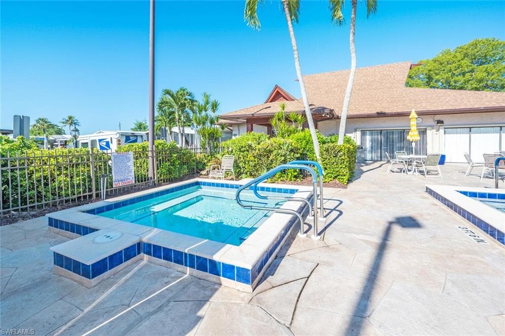 89 Pacific Way 89, Naples, FL 34104-30