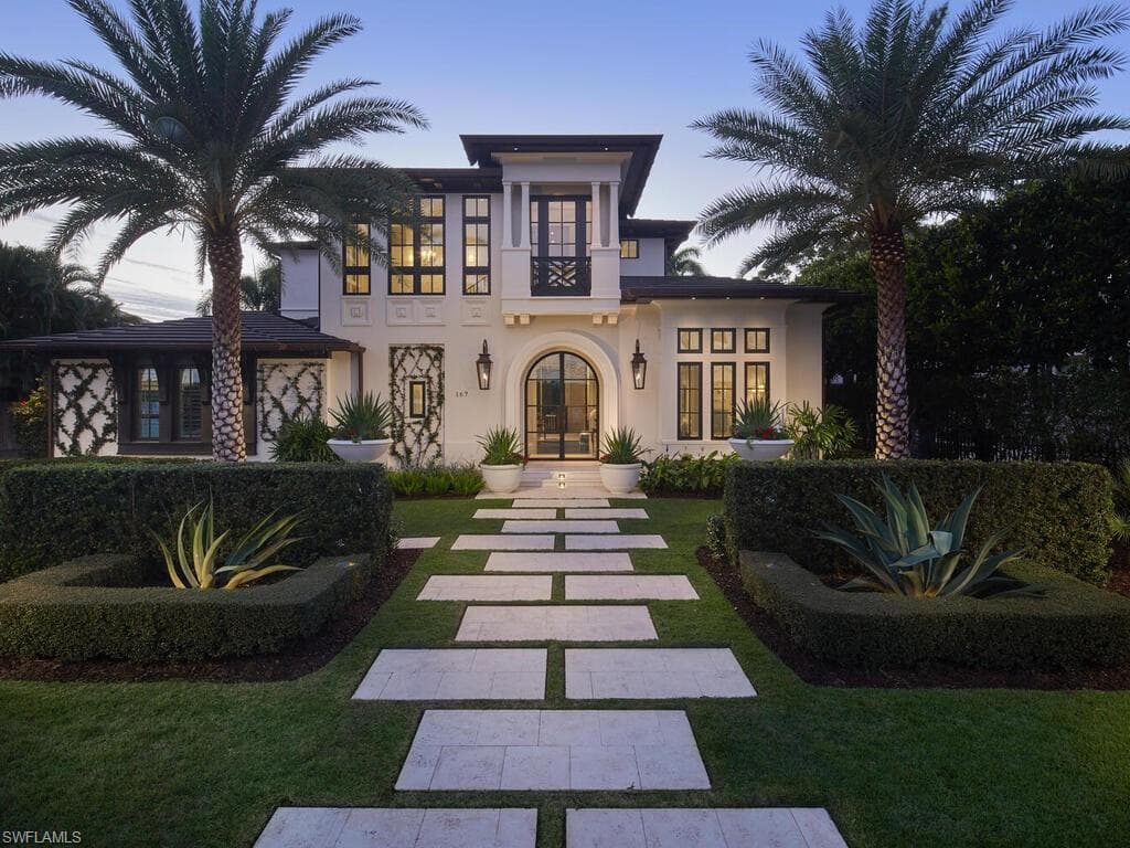 167 4th St N, Naples, FL 34102-1