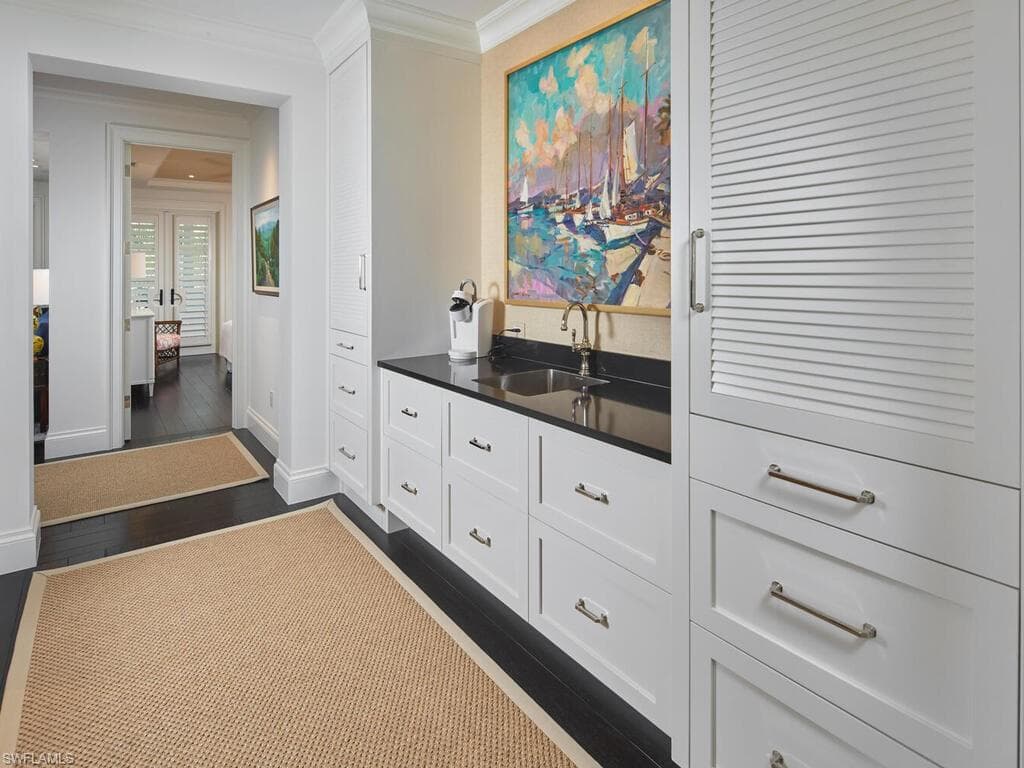 167 4th St N, Naples, FL 34102-26