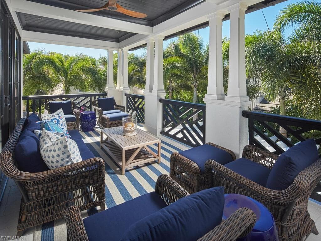 167 4th St N, Naples, FL 34102-32