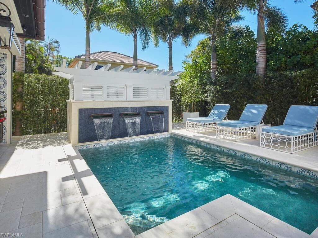 167 4th St N, Naples, FL 34102-34