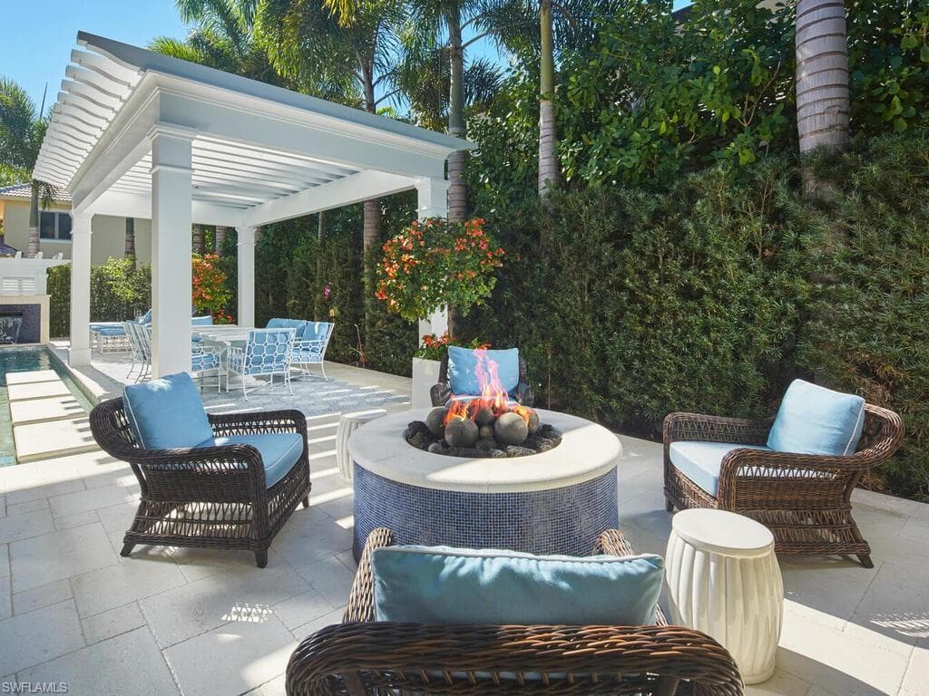 167 4th St N, Naples, FL 34102-35