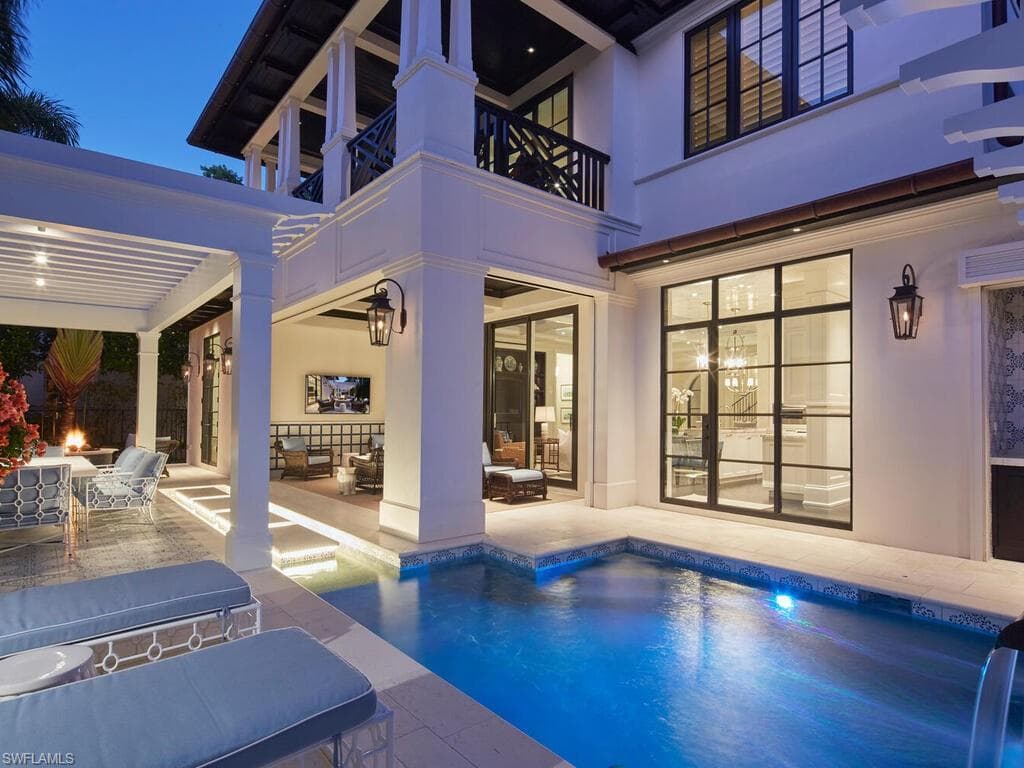 167 4th St N, Naples, FL 34102-3