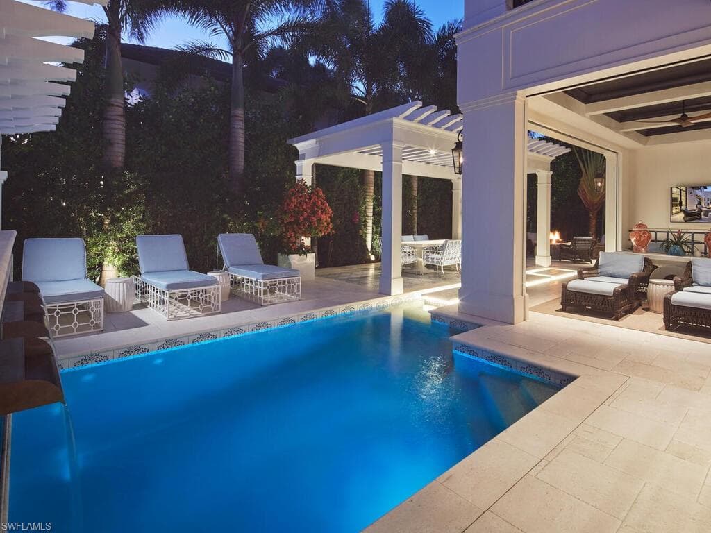 167 4th St N, Naples, FL 34102-4