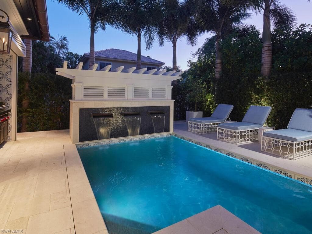 167 4th St N, Naples, FL 34102-5