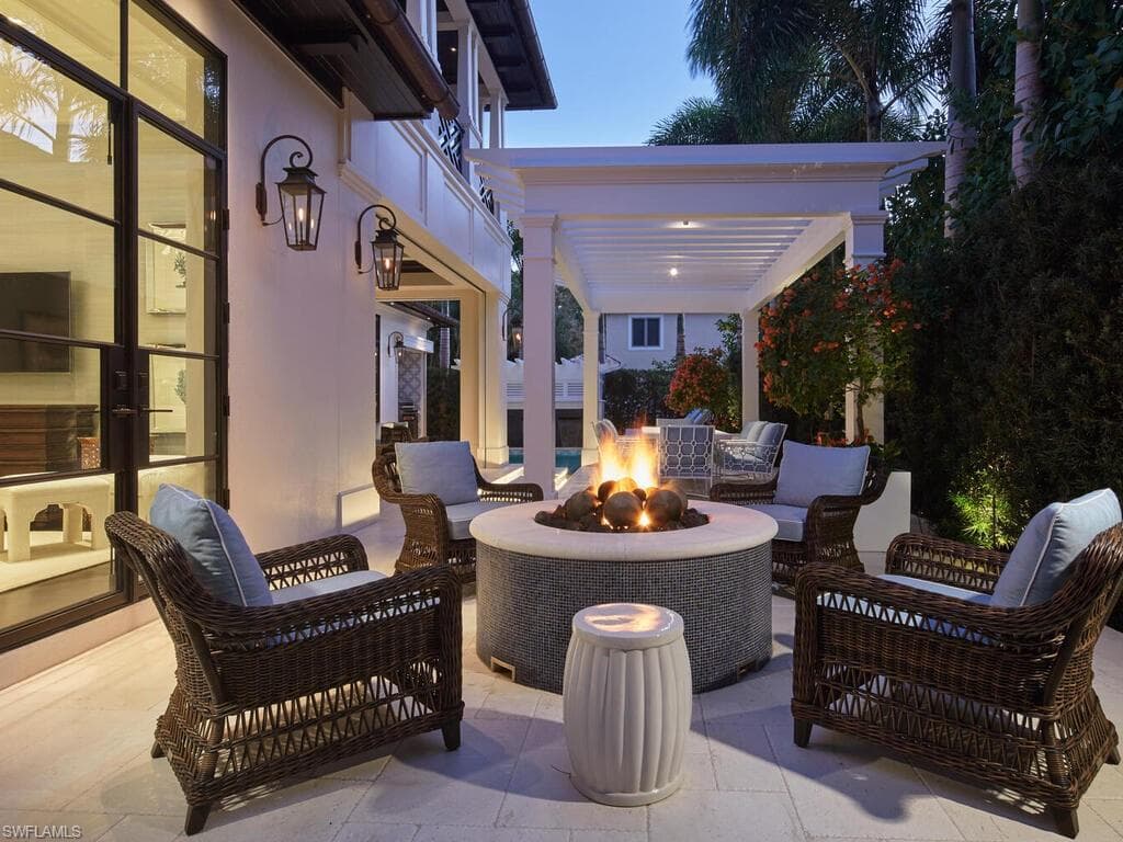 167 4th St N, Naples, FL 34102-6