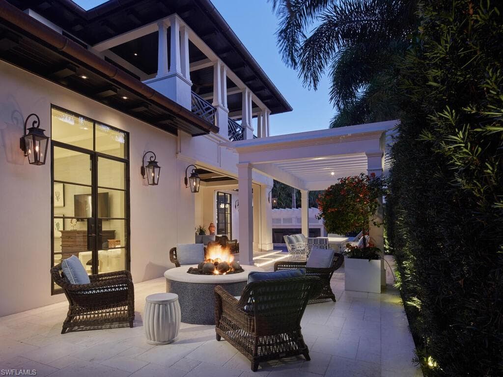 167 4th St N, Naples, FL 34102-7