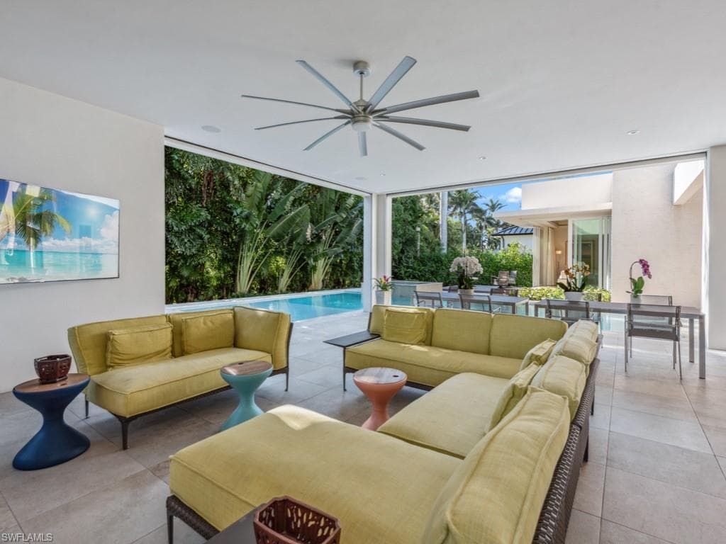 440 Spinnaker Dr, Naples, FL 34102-27