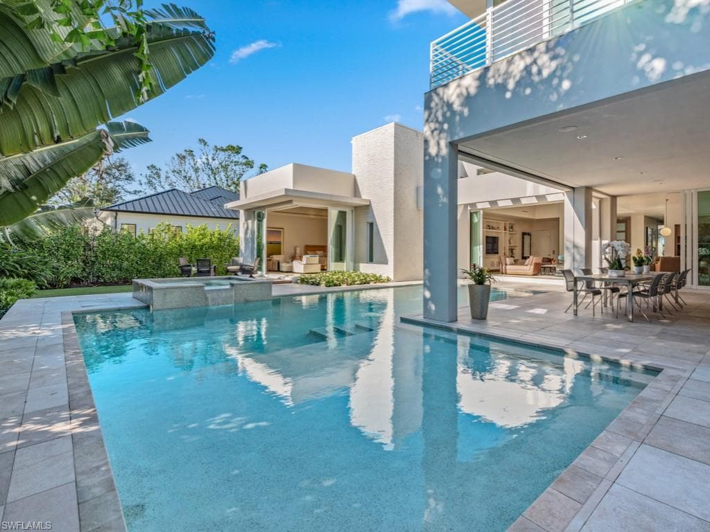 440 Spinnaker Dr, Naples, FL 34102-33