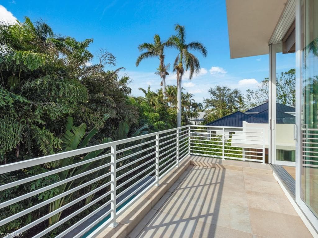 440 Spinnaker Dr, Naples, FL 34102-44