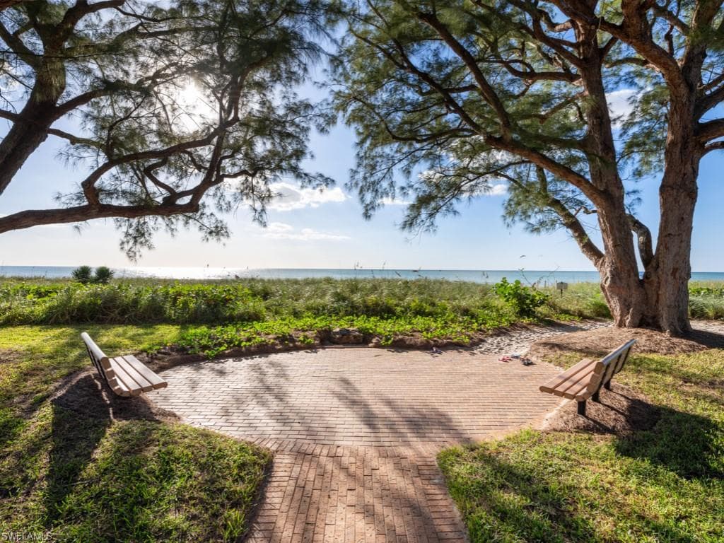 440 Spinnaker Dr, Naples, FL 34102-49