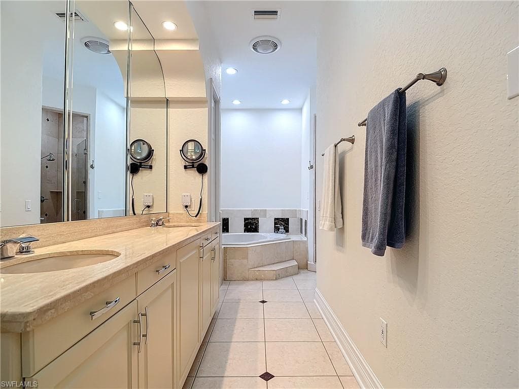 4411 Pine Ridge Rd, Naples, FL 34119-24