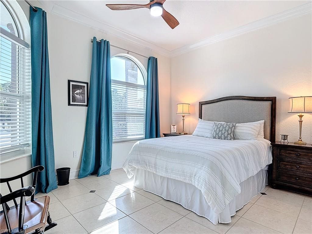 4411 Pine Ridge Rd, Naples, FL 34119-28