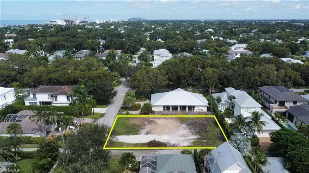 76 4th St N, Naples, FL 34102-4