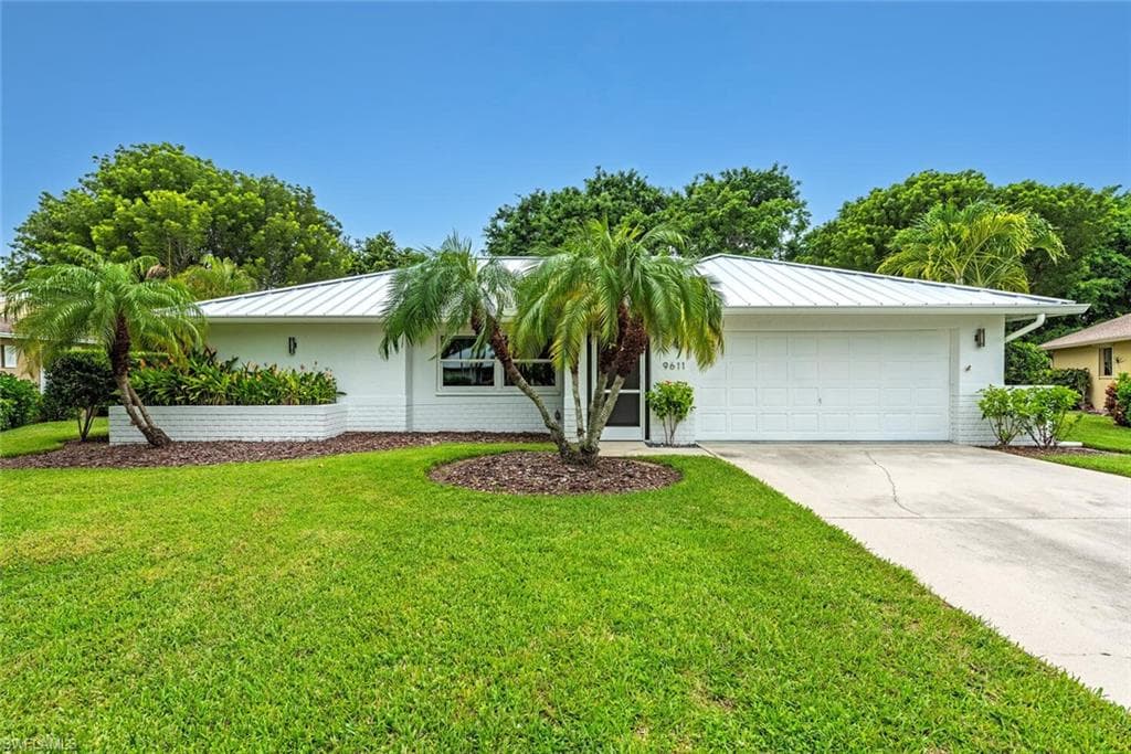 9611 Litchfield Ln, Naples, FL 34109-2