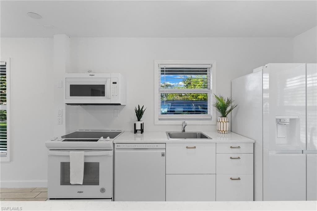 2722 Arbutus St C2, Naples, FL 34112-3