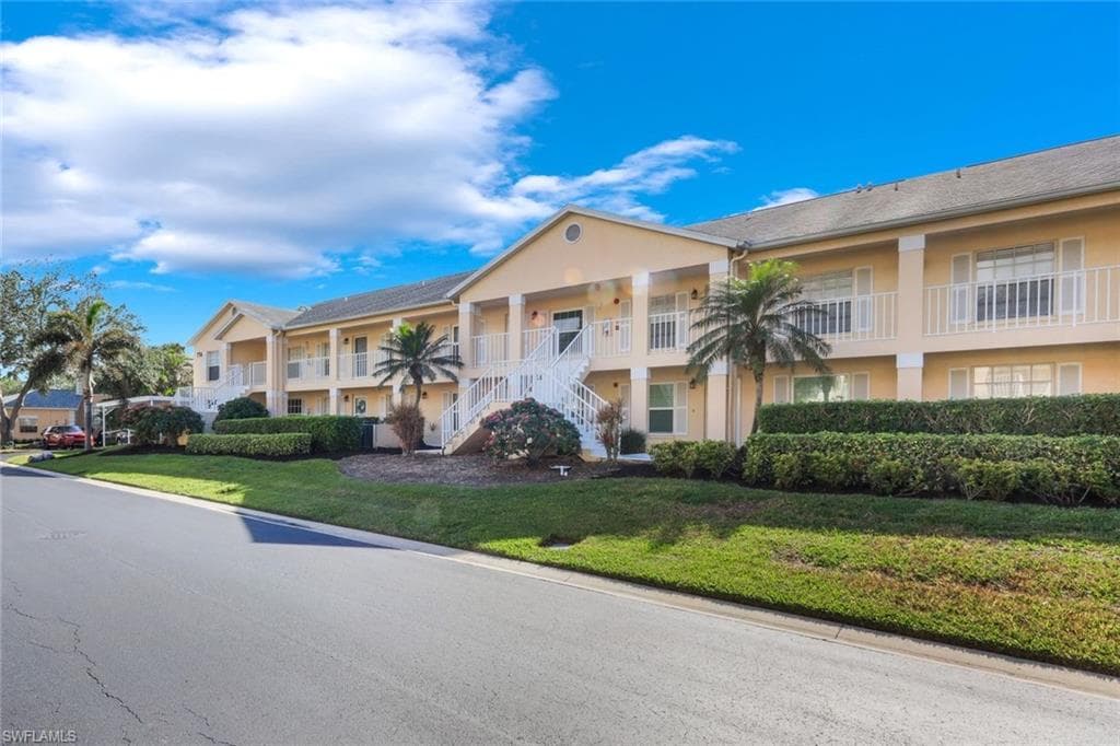 774 Wiggins Lake Dr 203, Naples, FL 34110-26