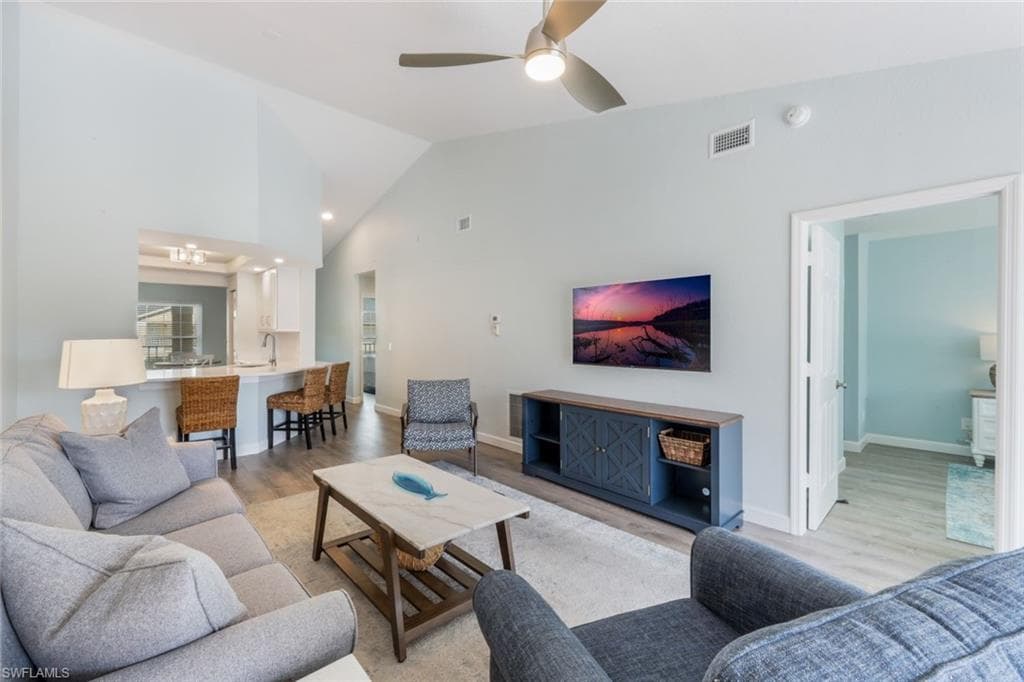 774 Wiggins Lake Dr 203, Naples, FL 34110-3