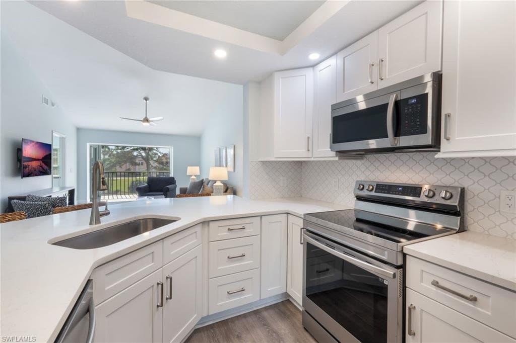 774 Wiggins Lake Dr 203, Naples, FL 34110-8