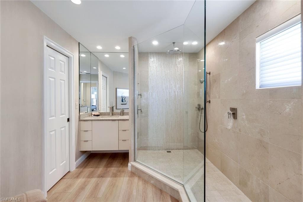 353 Carlton Pl 33, Naples, FL 34108-16