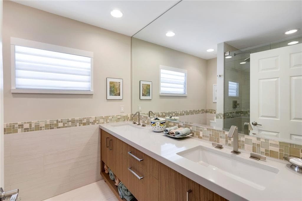 353 Carlton Pl 33, Naples, FL 34108-18