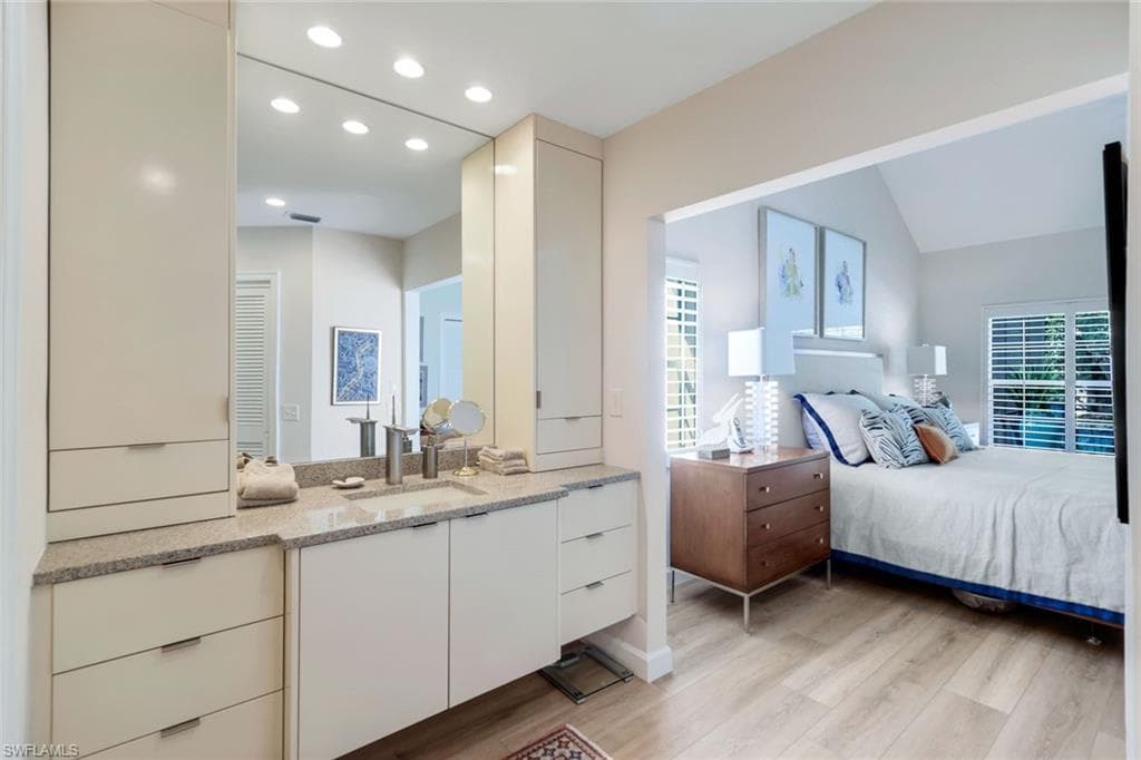 353 Carlton Pl 33, Naples, FL 34108-20