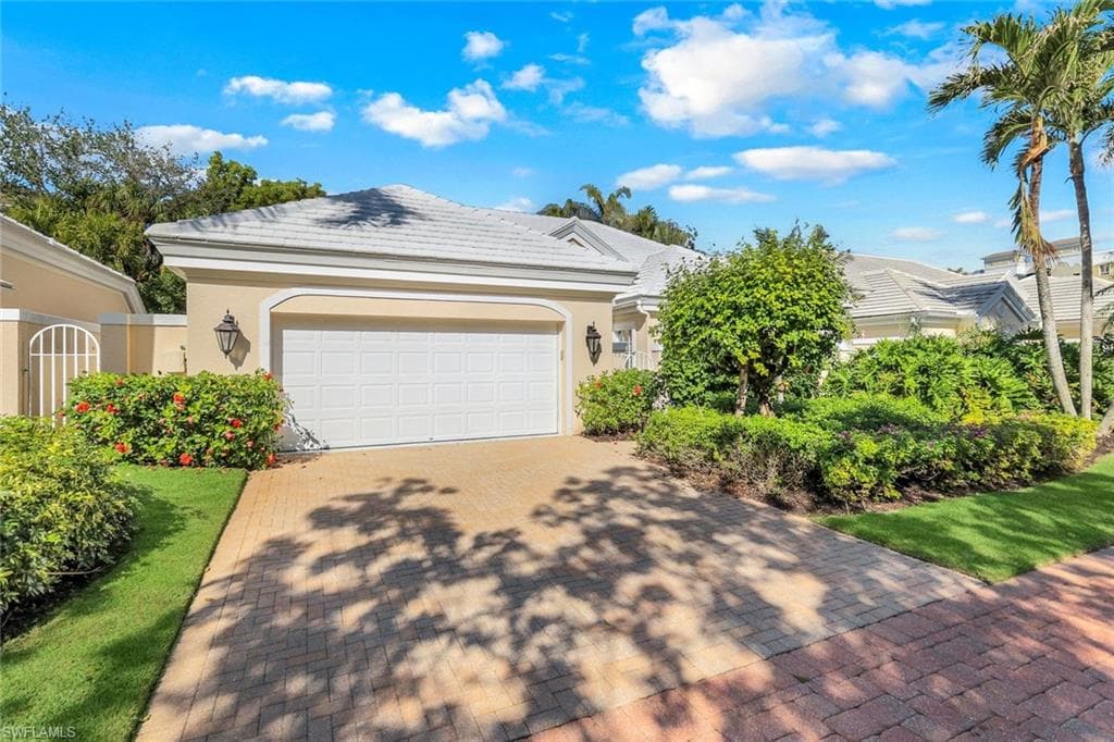 353 Carlton Pl 33, Naples, FL 34108-24
