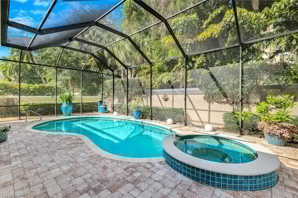 353 Carlton Pl 33, Naples, FL 34108-26