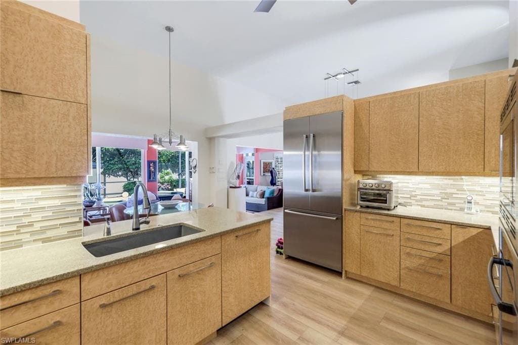 353 Carlton Pl 33, Naples, FL 34108-4