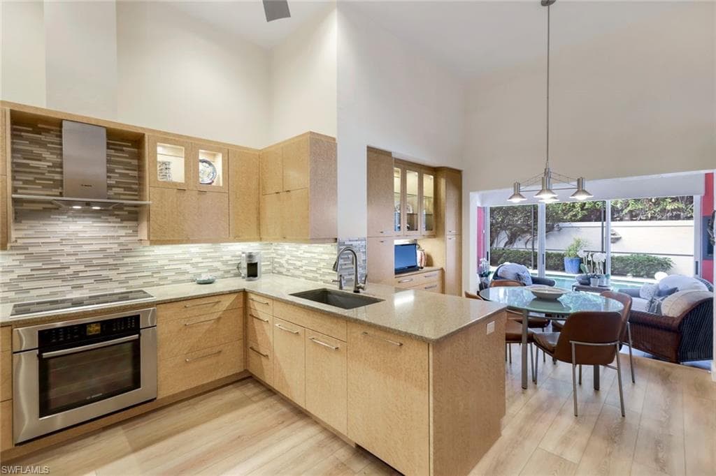 353 Carlton Pl 33, Naples, FL 34108-6