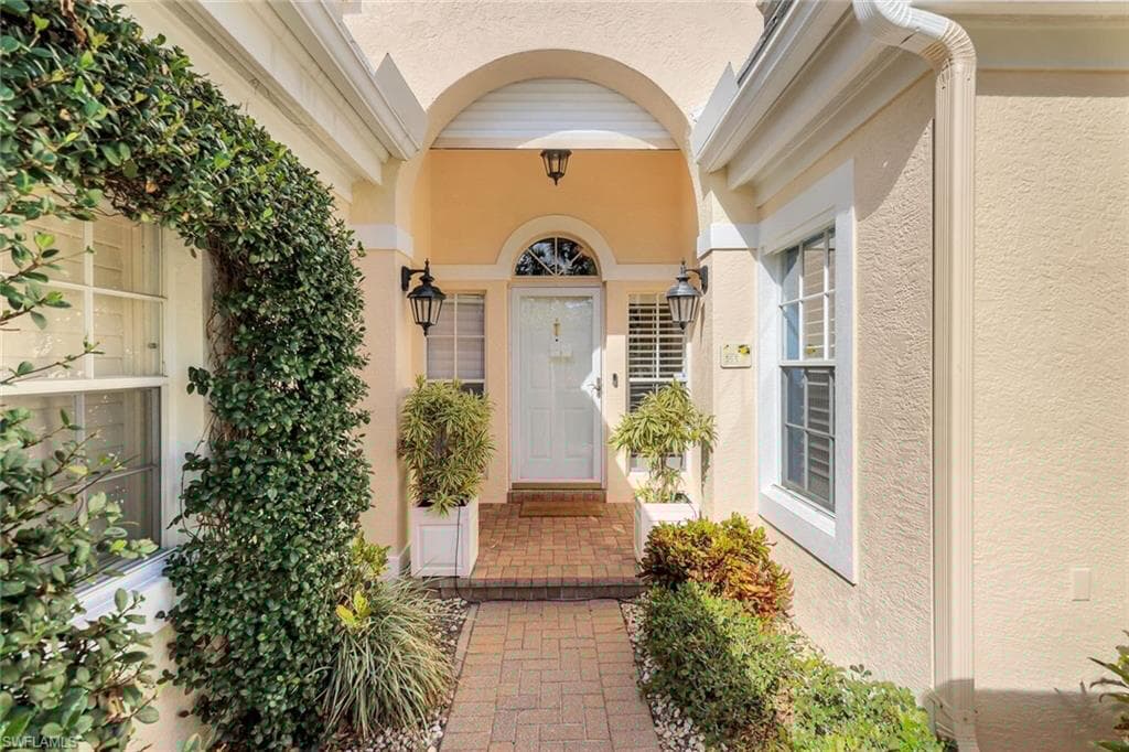 353 Carlton Pl 33, Naples, FL 34108-7