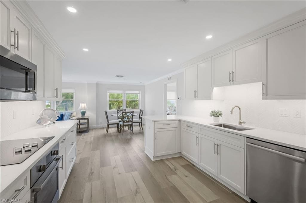2011 Gulf Shore Blvd N 26, Naples, FL 34102-10