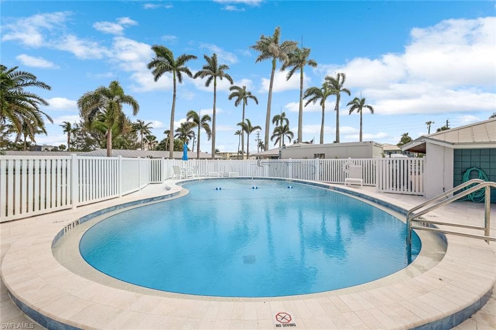 2011 Gulf Shore Blvd N 26, Naples, FL 34102-24