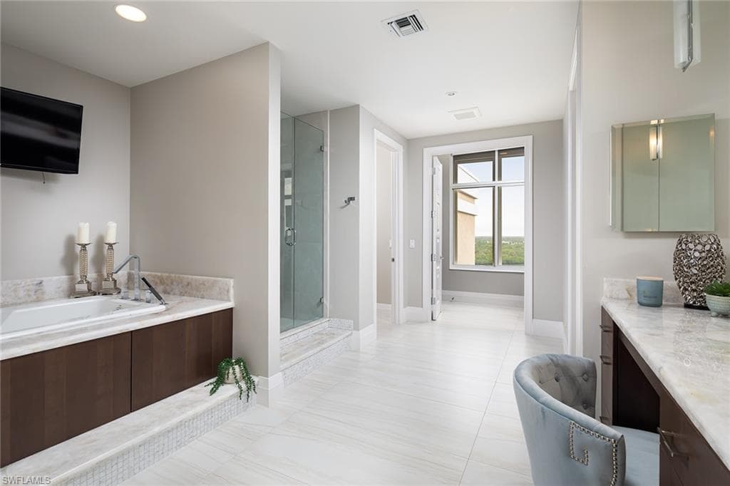 13105 Vanderbilt Dr Ph-n, Naples, FL 34110-22
