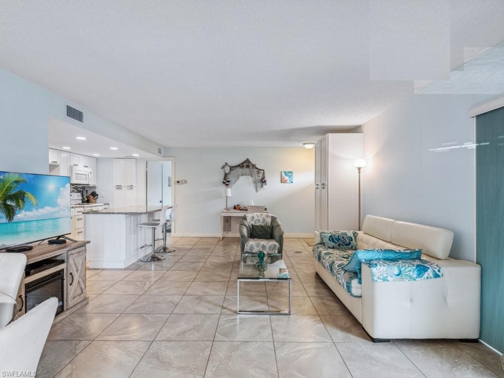 208 Palm Dr 3, Naples, FL 34112-12