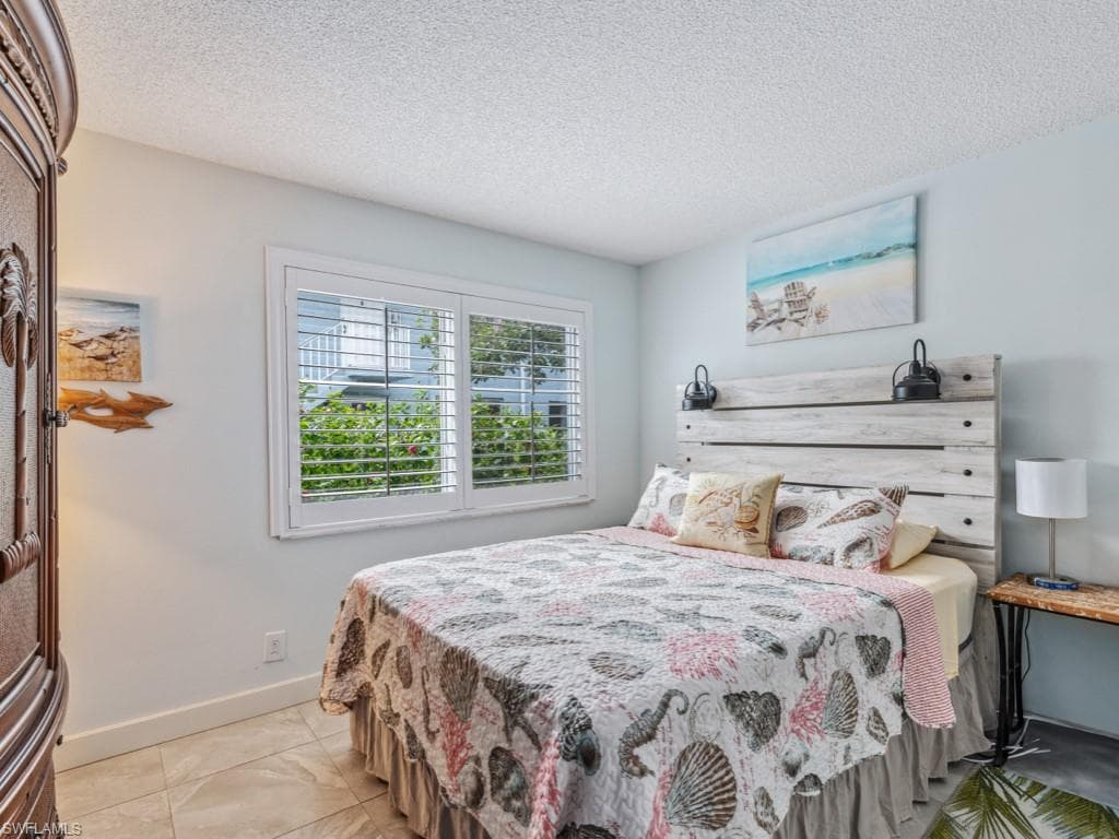 208 Palm Dr 3, Naples, FL 34112-4