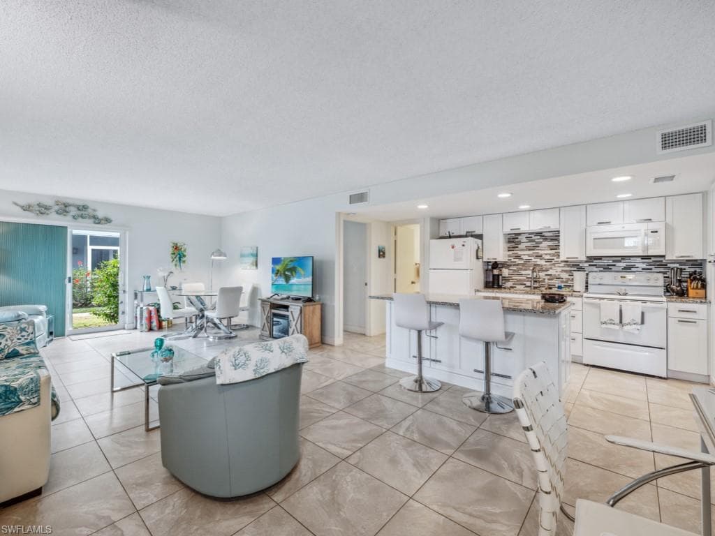 208 Palm Dr 3, Naples, FL 34112-5