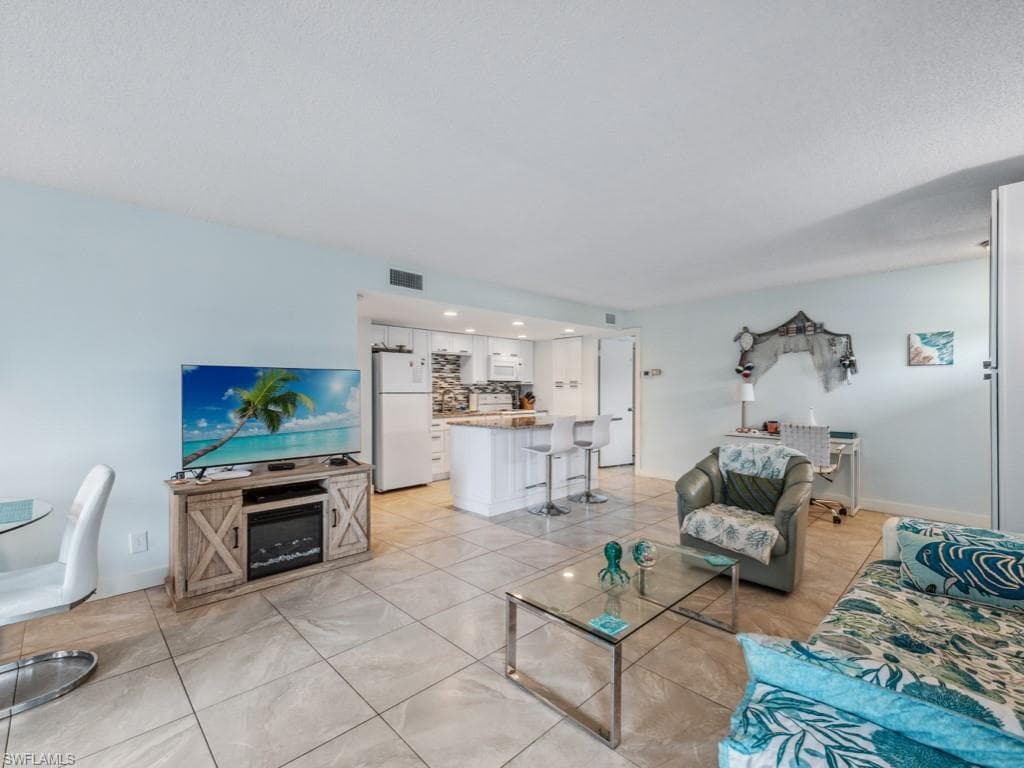 208 Palm Dr 3, Naples, FL 34112-6