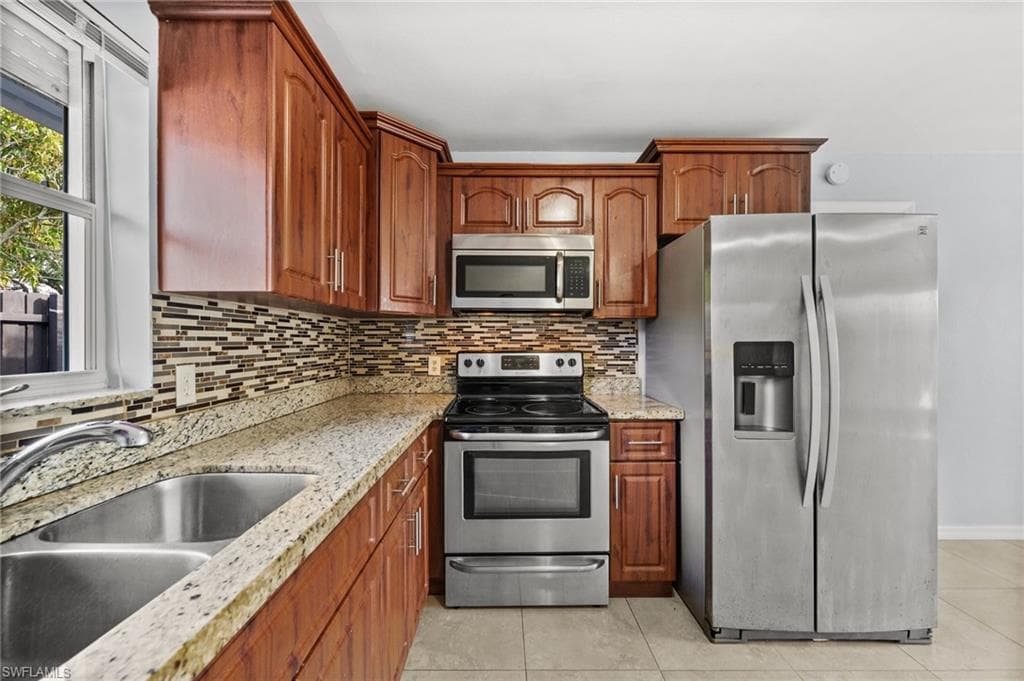 781 101st Ave N, Naples, FL 34108-9