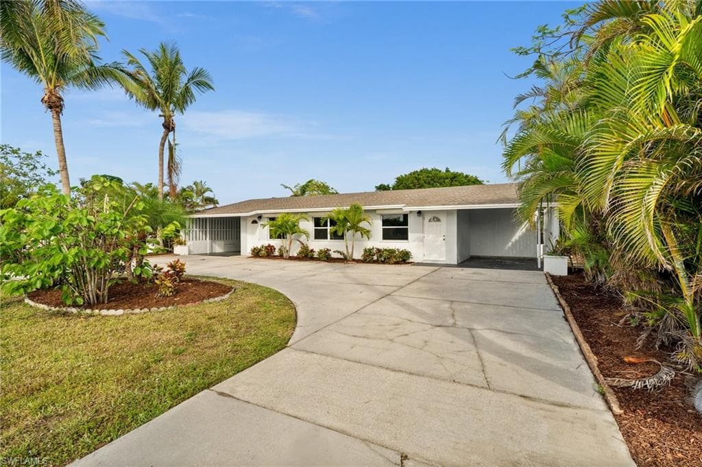 781 101st Ave N, Naples, FL 34108-2
