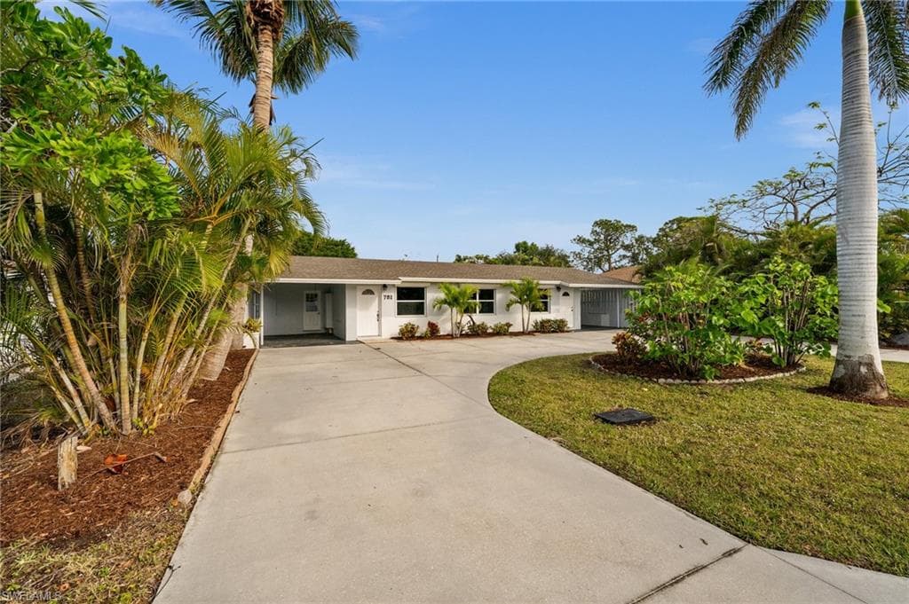 781 101st Ave N, Naples, FL 34108-3