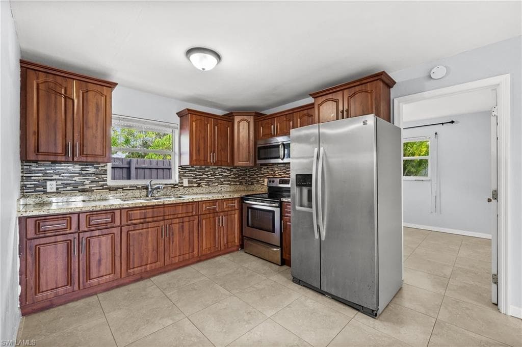 781 101st Ave N, Naples, FL 34108-8