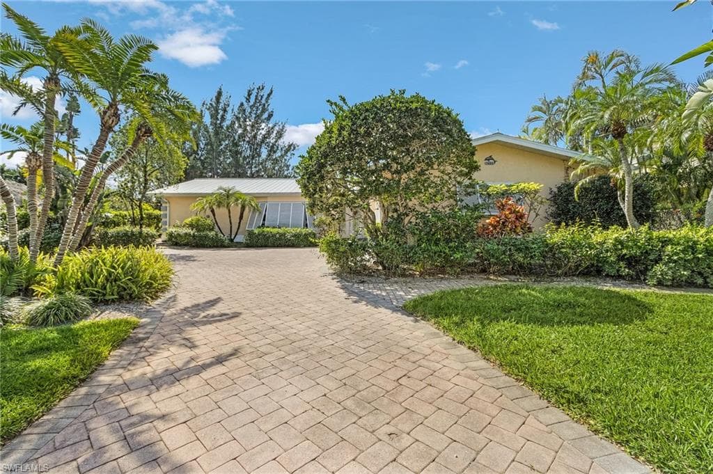 1486 13th Ave N, Naples, FL 34102-8