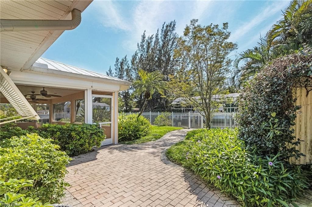1486 13th Ave N, Naples, FL 34102-4