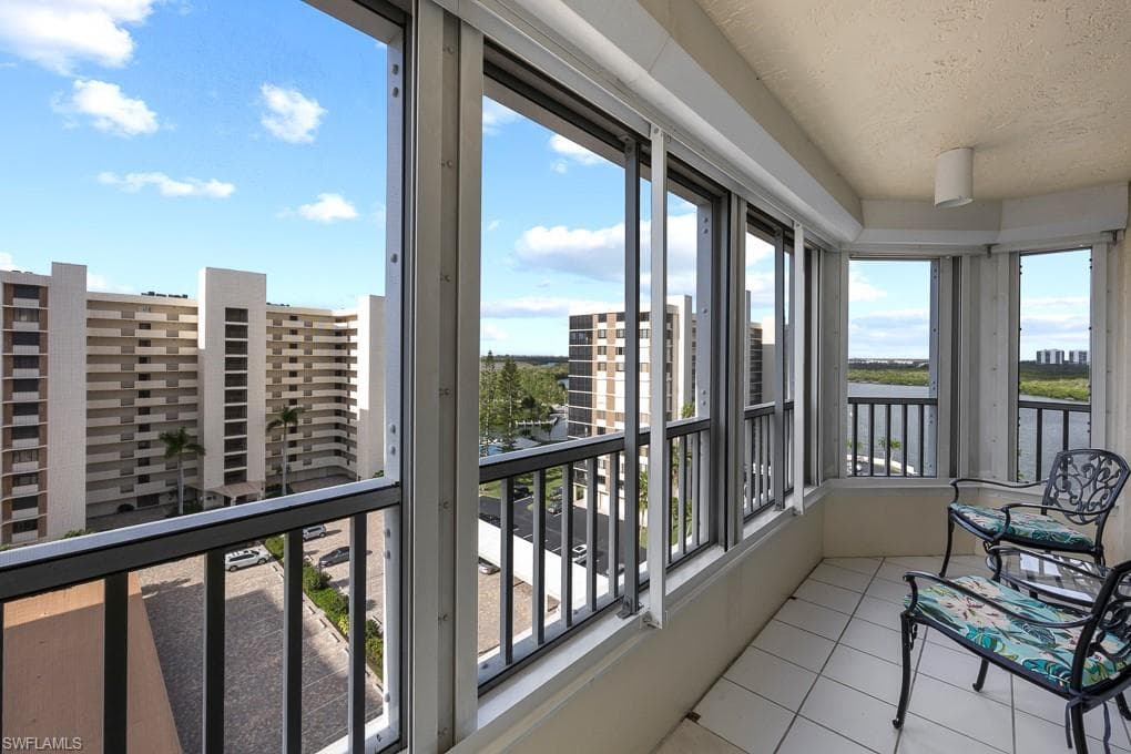 21 Bluebill Ave B905, Naples, FL 34108-35