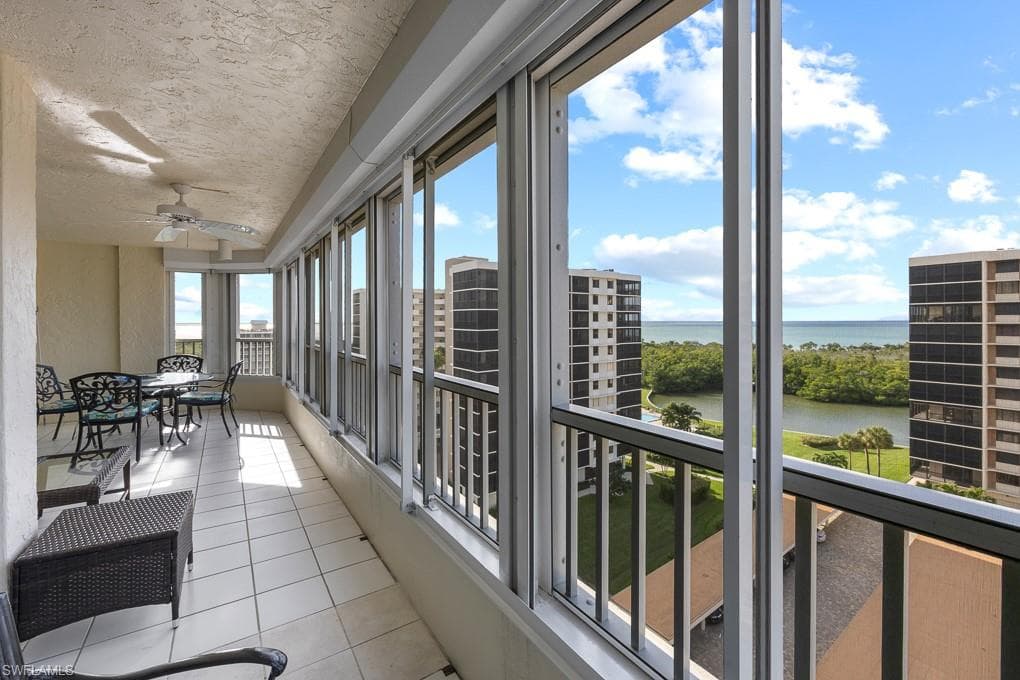 21 Bluebill Ave B905, Naples, FL 34108-36
