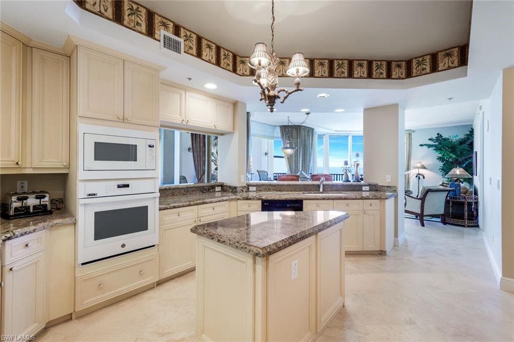 700 La Peninsula Blvd 401, Naples, FL 34113-13