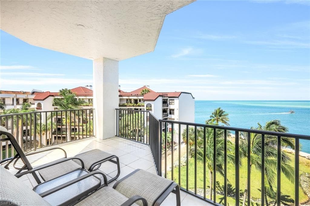 700 La Peninsula Blvd 401, Naples, FL 34113-24